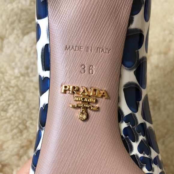 Prada blue heart print leather heels - Picture 5 of 9